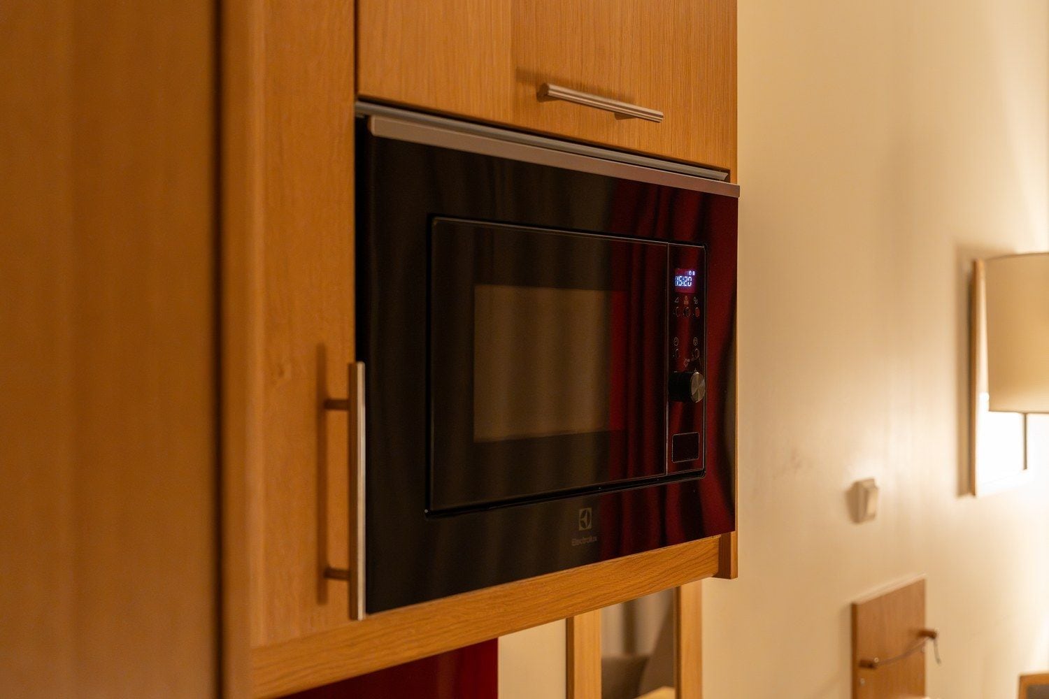 Een moderne keuken met een inbouwmagnetron.