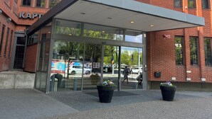 A building with a glass entrance and a covered waiting area. - Sky Hotel Malmö City (Malmö)