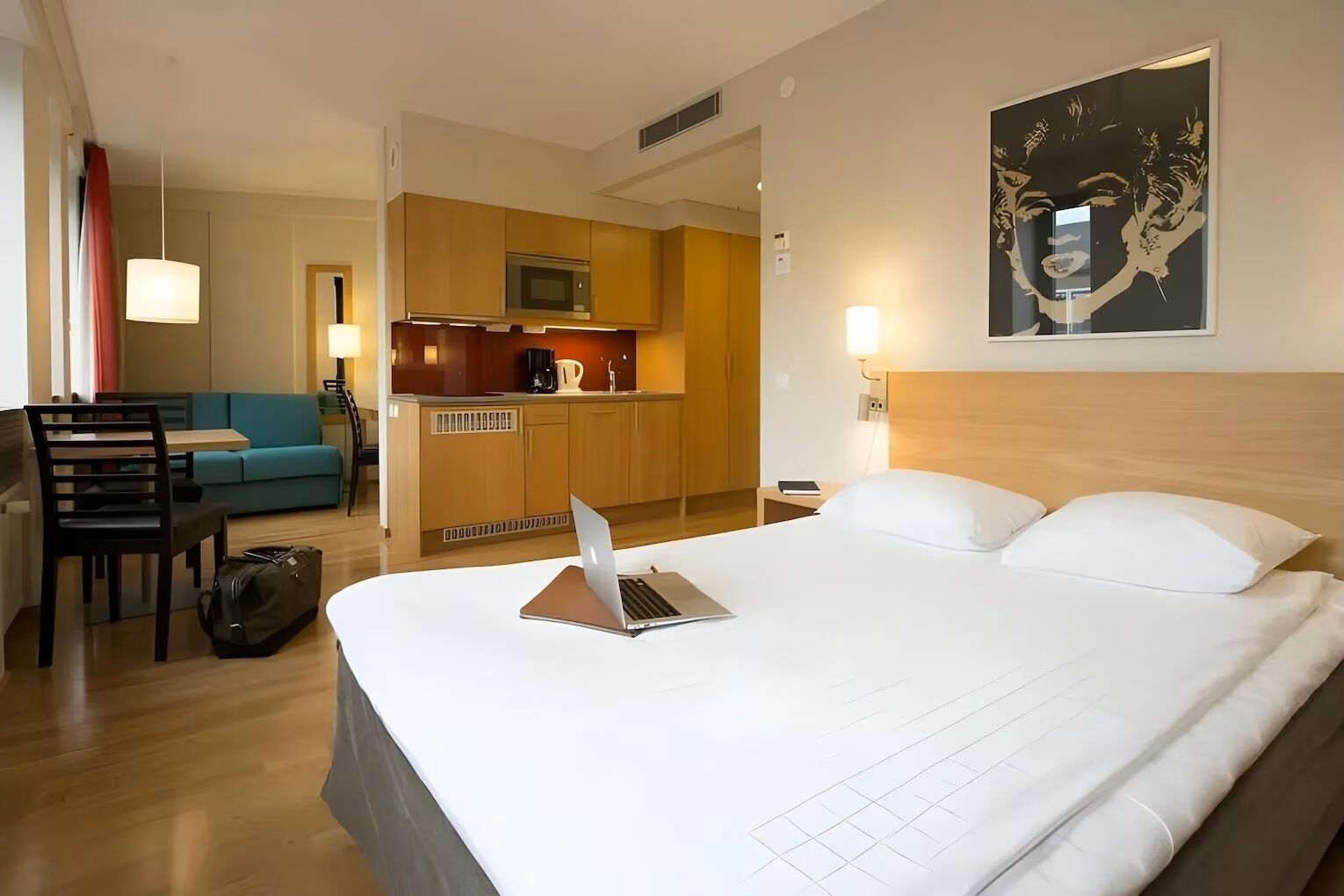 Habitación cuádruple, varias camas | Cortinas opacas y sistema de insonorización