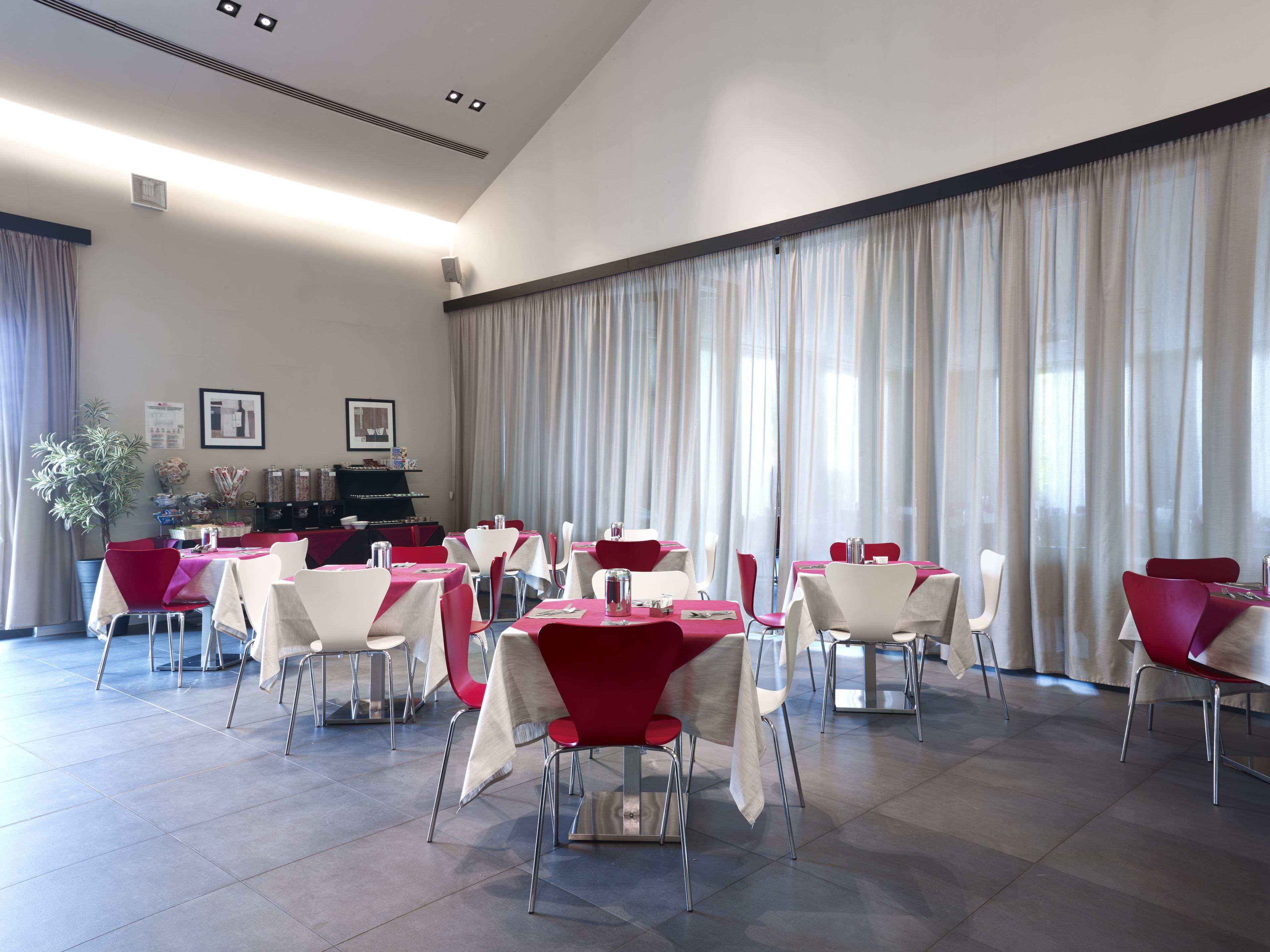 بوفيه فطور يوميًا بتكلفة قدرها (12 EUR للشخص)