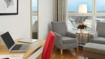 Escritorio, tabla de planchar con plancha y internet por cable gratis