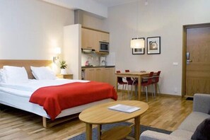 Schreibtisch, Bügeleisen/Bügelbrett, kostenloses Internet per Kabel