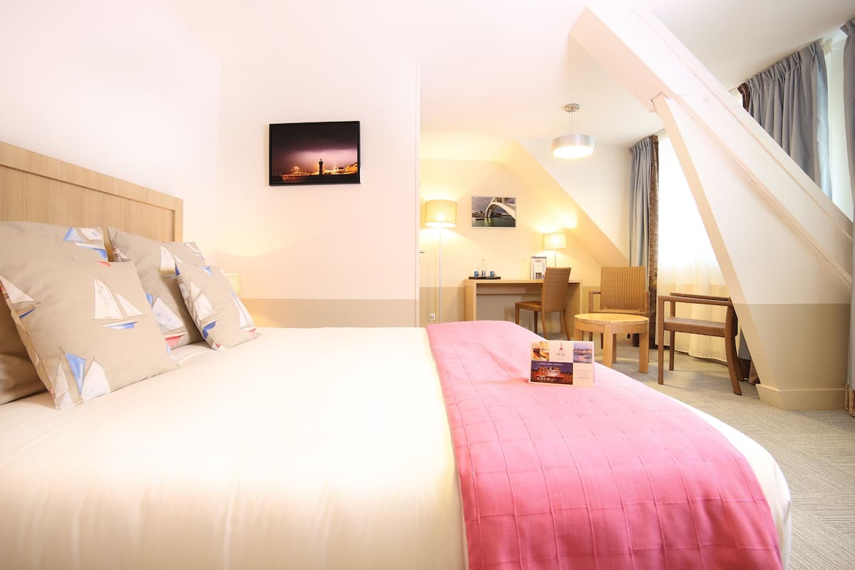 deluxe room, harbour view | 1 bedroom, premium bedding, desk, free wifi