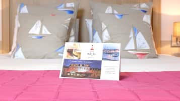 Une brochure présentant un lit avec des oreillers décorés de motifs de voiliers.