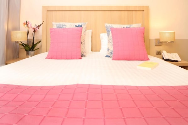 Ropa de cama de alta calidad, escritorio, wifi gratis y ropa de cama 