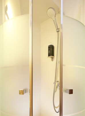 Habitació doble Comfort, vistes al pati | Roba de llit d'alta qualitat, escriptori, wifi gratuïta i roba de llit 