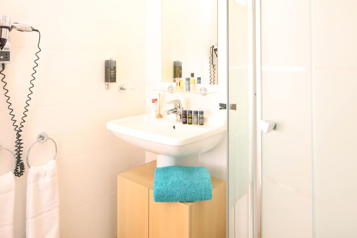 deluxe room, harbour view | bathroom | combined shower/bathtub, free toiletries, hair dryer, towels
