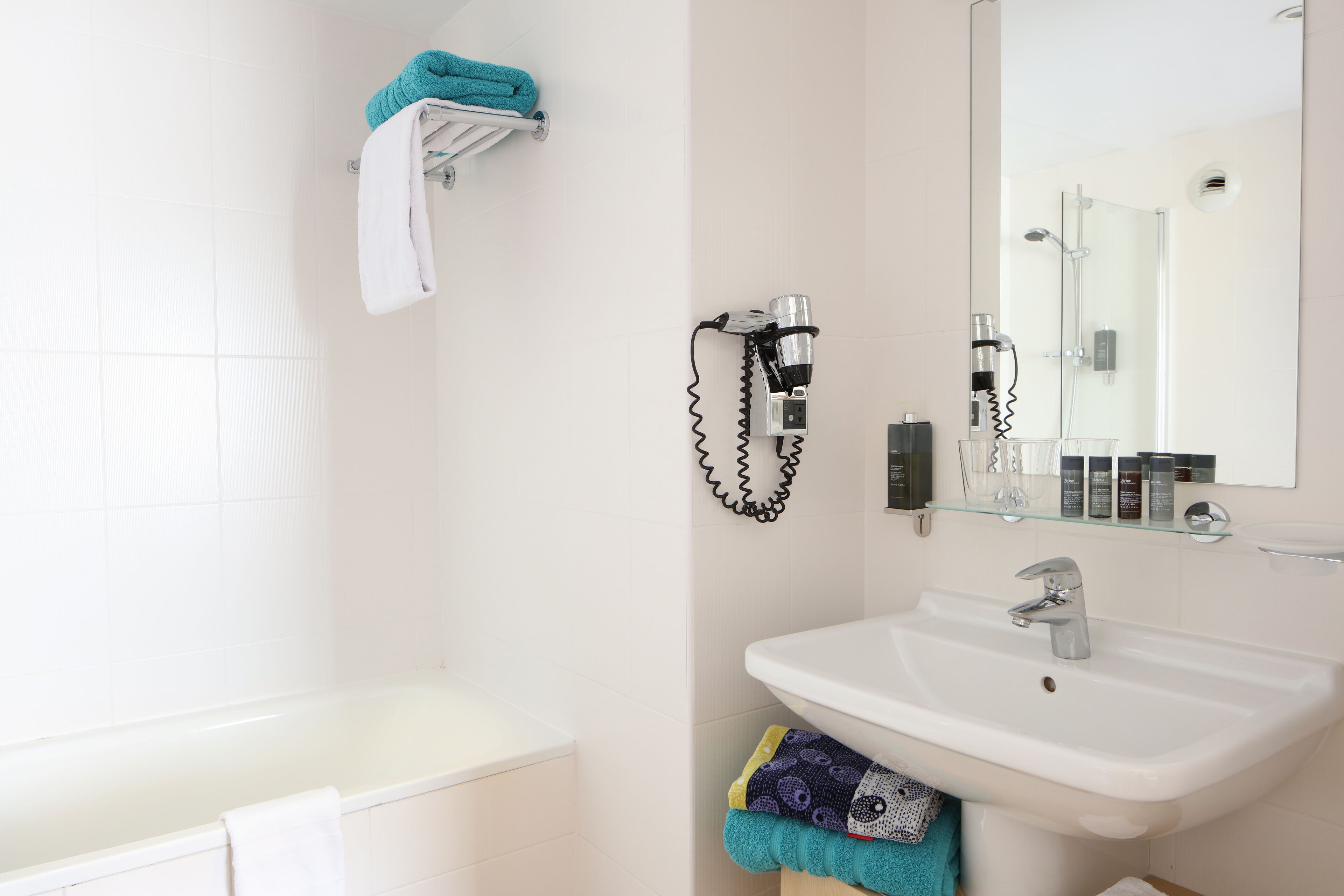 华丽客房, 海港景观 | 浴室 | 淋浴/盆浴组合、免费洗浴用品、吹风机、毛巾