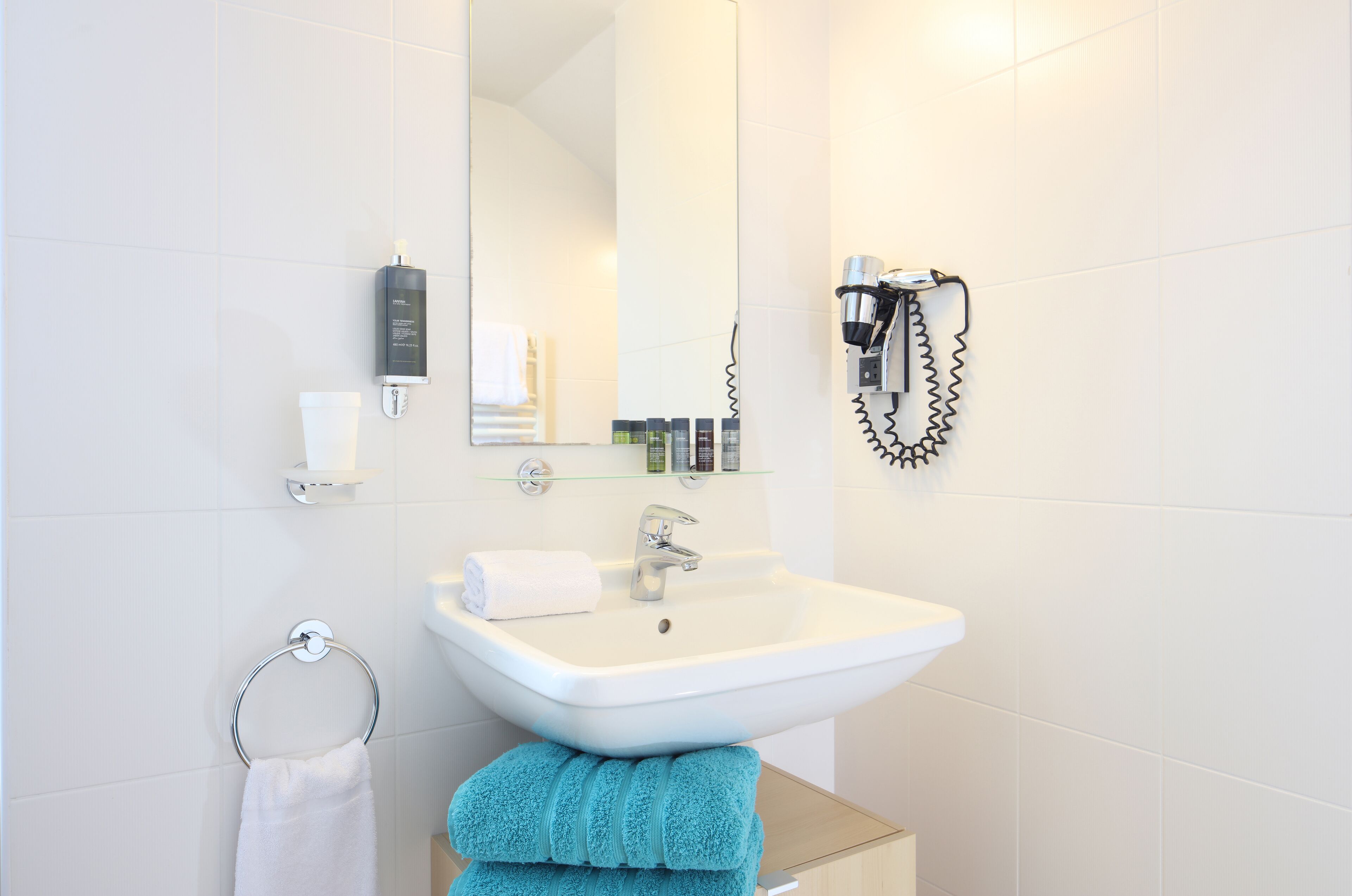 comfort double room, harbour view | bathroom | combined shower/bathtub, free toiletries, hair dryer, towels