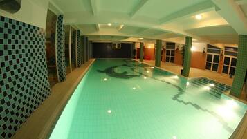 Una piscina cubierta