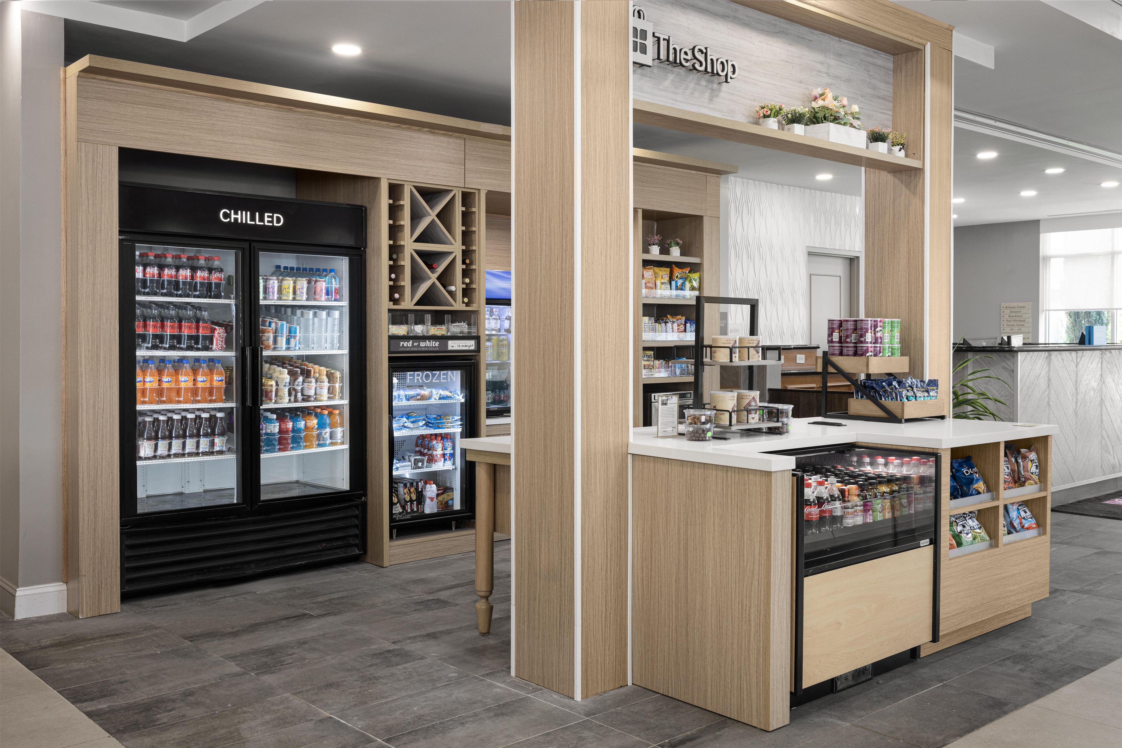 Un distributeur automatique proposant une sélection de boissons fraîches et glacées, de collations et divers produits emballés.