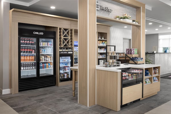 Un distributeur automatique proposant une sélection de boissons fraîches et glacées, de collations et divers produits emballés.