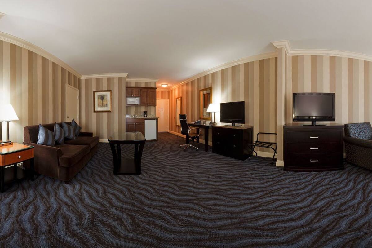 suite, 1 king bed | living area | lcd tv