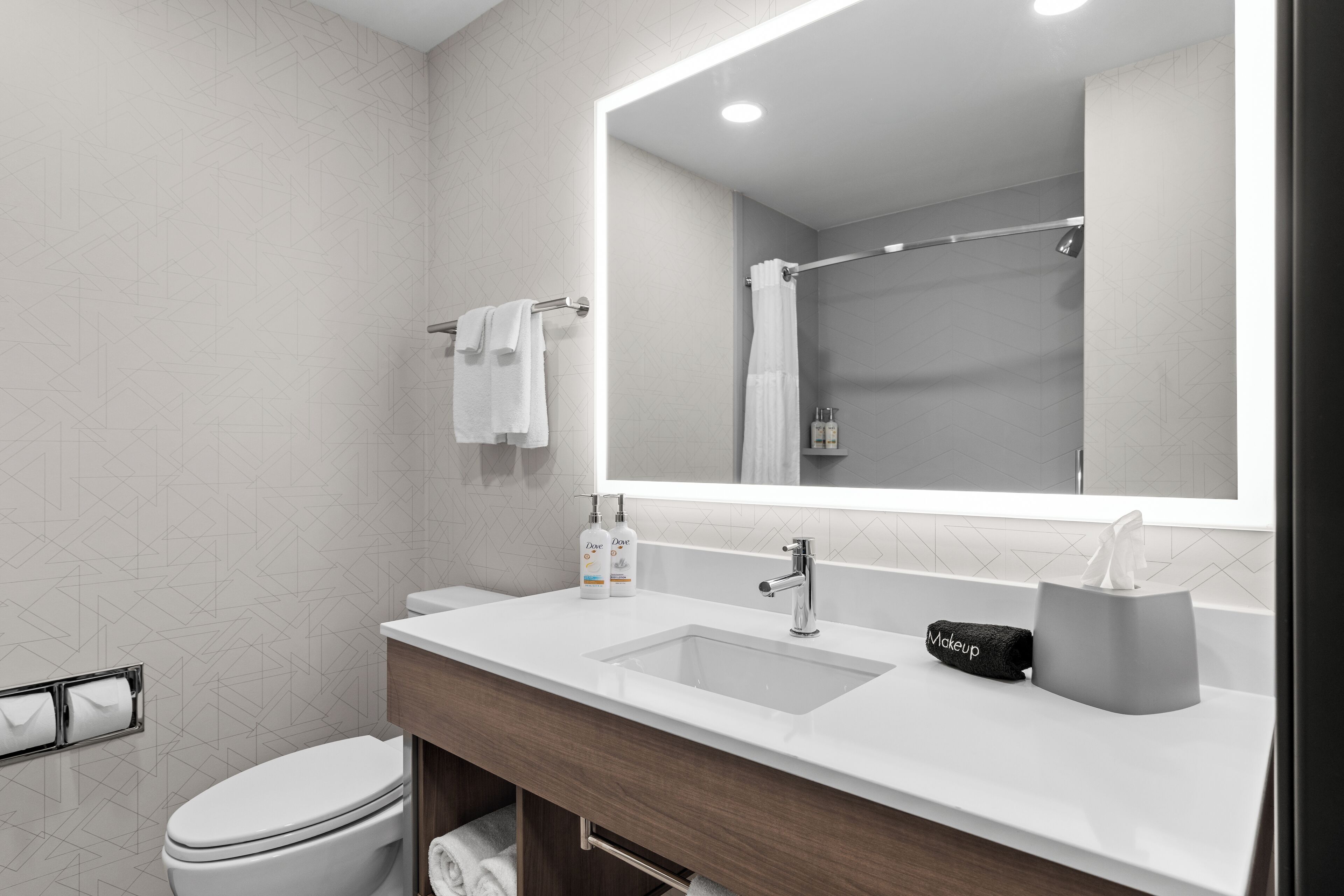 Đồ dùng nhà tắm được thiết kế riêng, máy sấy tóc, khăn tắm, xà phòng 
