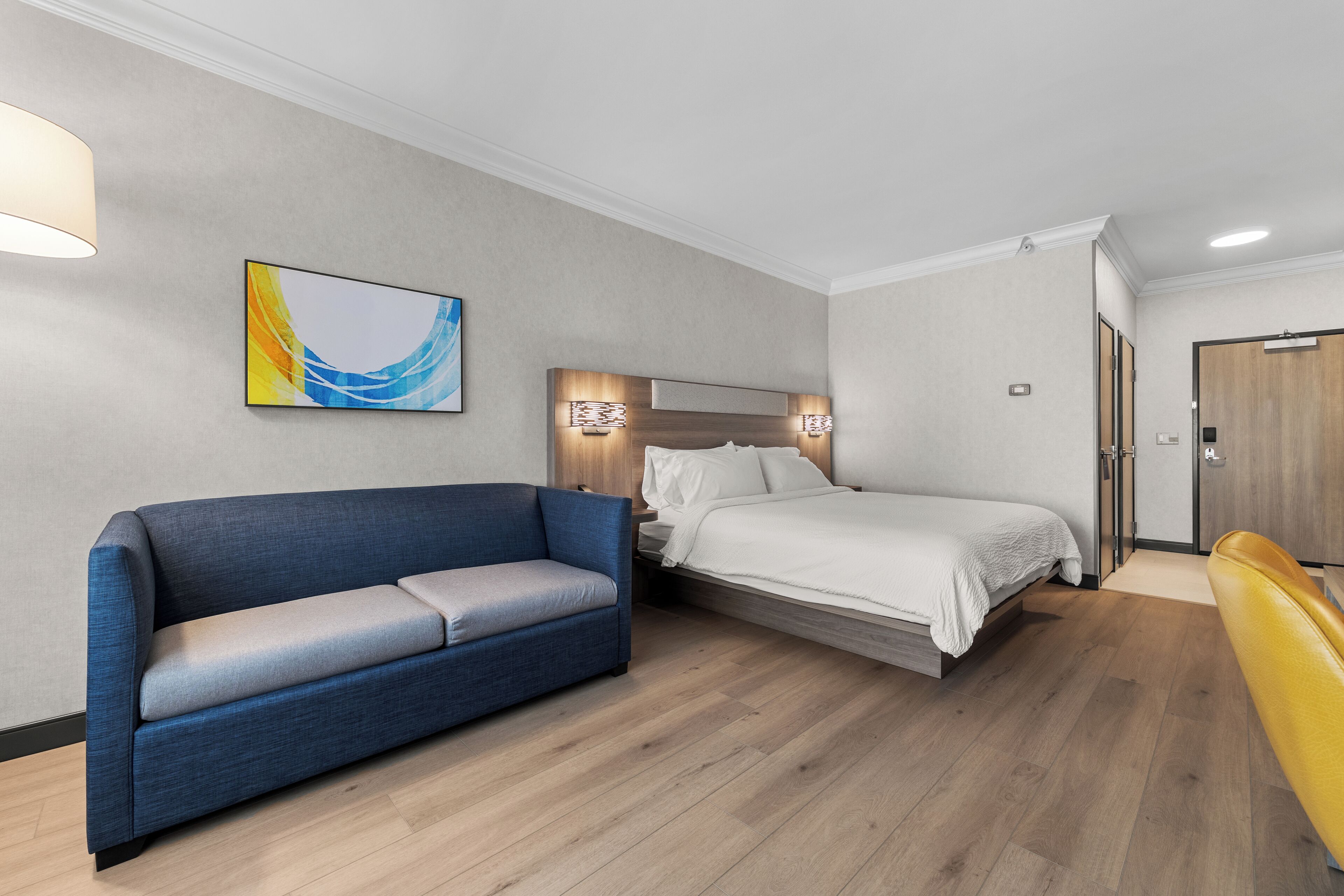 Bàn, màn/rèm cản sáng, bàn ủi/dụng cụ ủi quần áo 