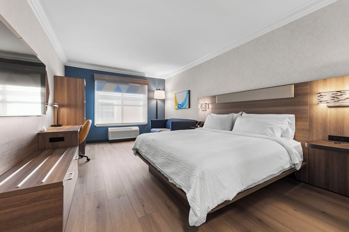 Phòng Tiêu chuẩn, 1 giường cỡ king | Bàn, màn/rèm cản sáng, bàn ủi/dụng cụ ủi quần áo