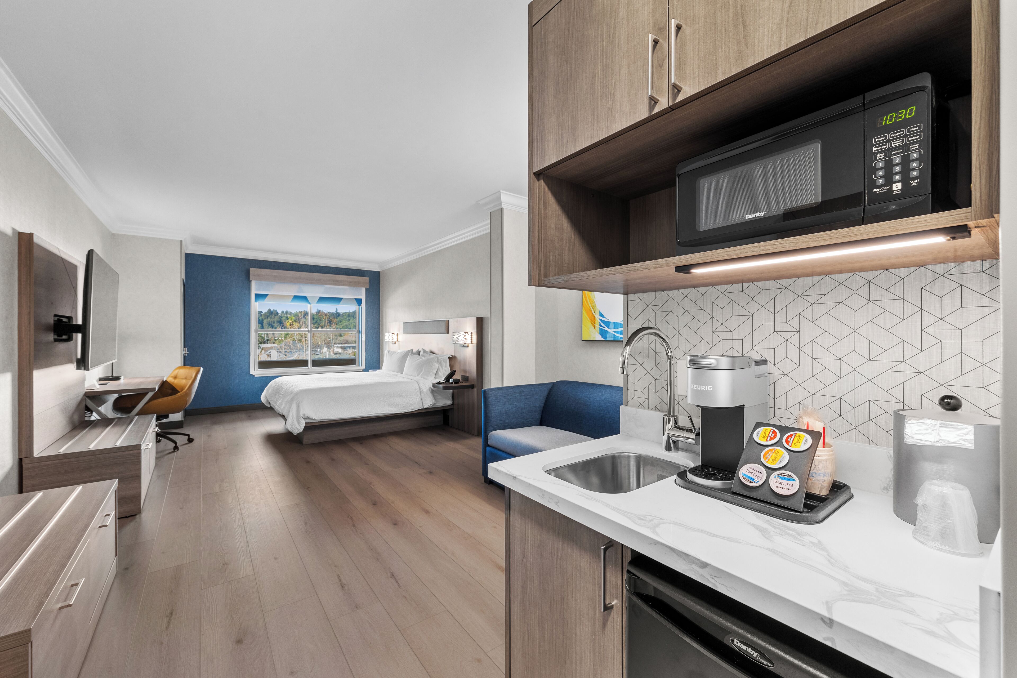 Phòng Suite, 1 giường cỡ king | Bàn, màn/rèm cản sáng, bàn ủi/dụng cụ ủi quần áo 