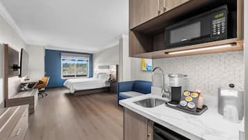 Suite, 1 King Bed | Desk, blackout curtains, iron/ironing board, cots/infant beds