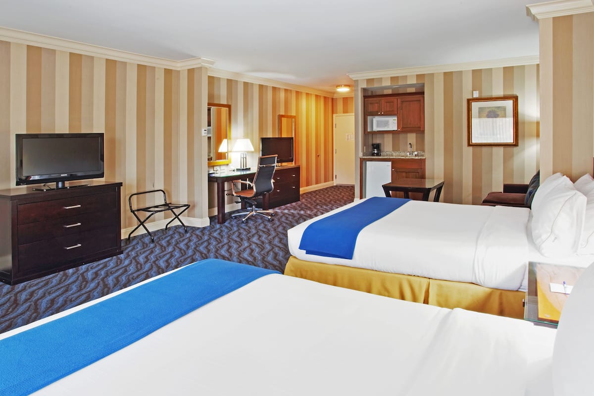 Sviitti, 2 keskisuurta parisänkyä | Työpöytä, pimennysverhot, silitysrauta/-lauta, vauvansängyt