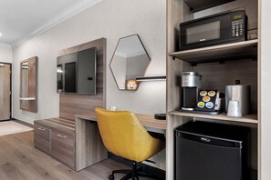 Desk, blackout drapes, iron/ironing board, cribs/infant beds - Holiday Inn Express Hotel & Suites Santa Cruz by IHG (Santa Cruz)