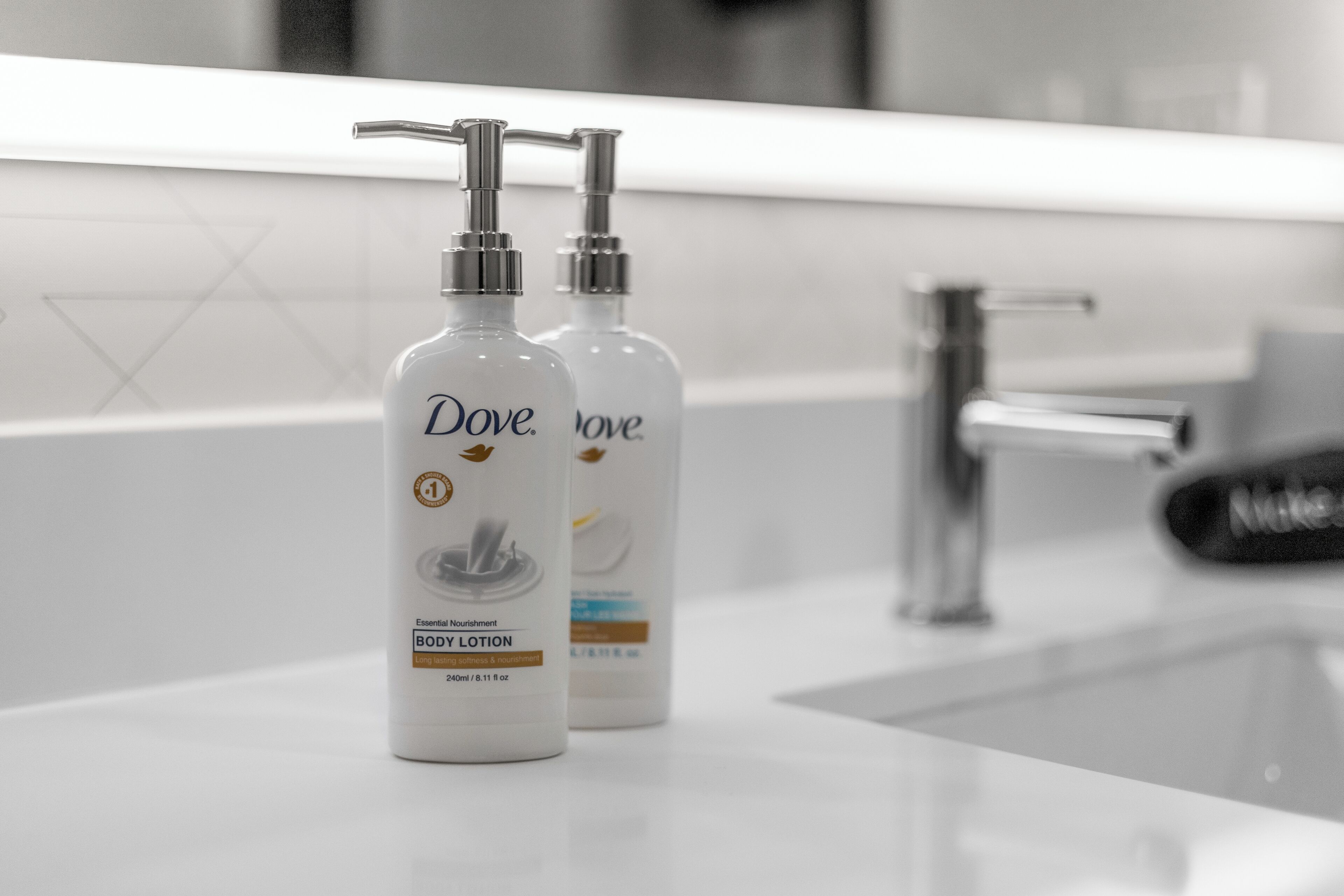 Bàn, màn/rèm cản sáng, bàn ủi/dụng cụ ủi quần áo 