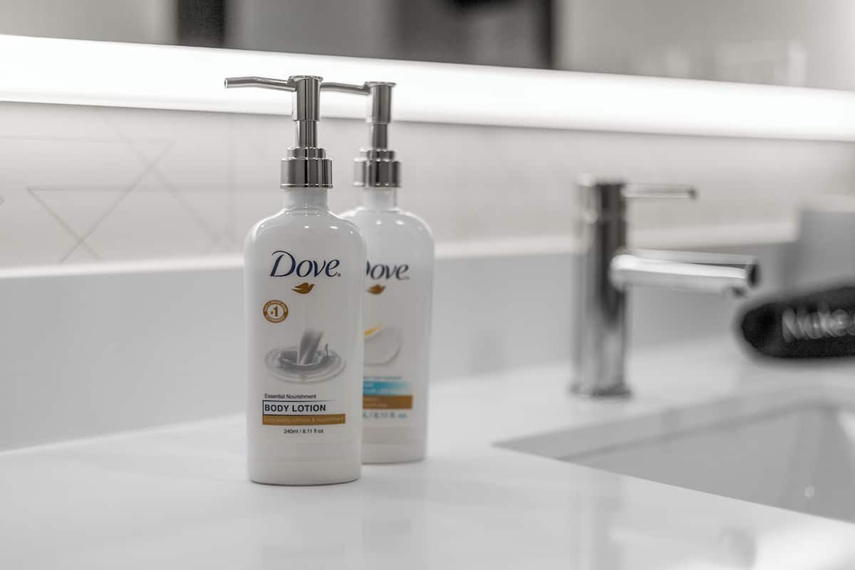 Bàn, màn/rèm cản sáng, bàn ủi/dụng cụ ủi quần áo