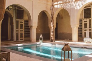 Outdoor pool, pool umbrellas, sun loungers - Anayela (Marrakech)