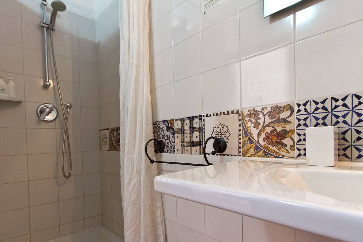 Double Room | Bathroom | Shower, rainfall showerhead, hair dryer, bidet