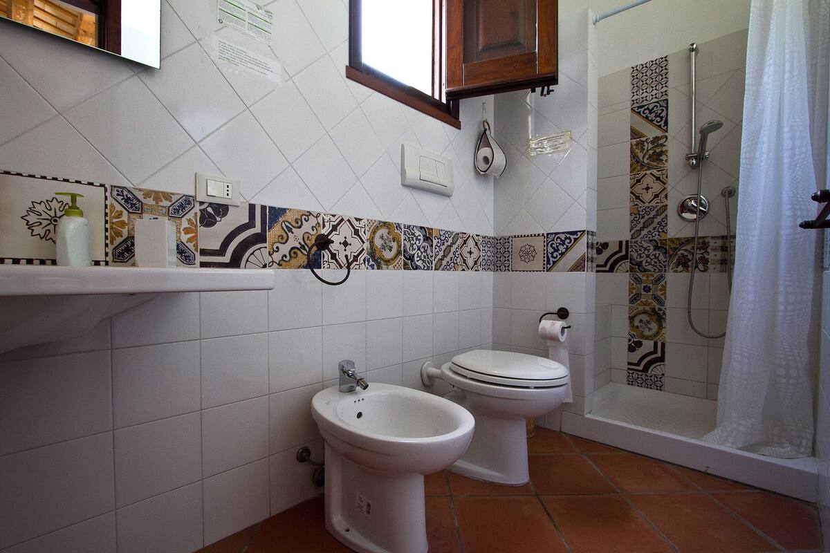 Quadruple Room | Bathroom | Shower, rainfall showerhead, hair dryer, bidet