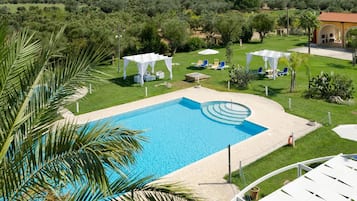 2 piscine all'aperto, ombrelloni da piscina, lettini