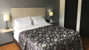Habitación individual ejecutiva | Baño | Ducha, artículos de higiene personal gratuitos y secador de pelo