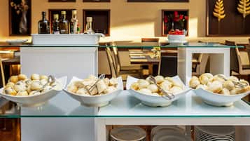 Petit déjeuner buffet (10 EUR par personne)
