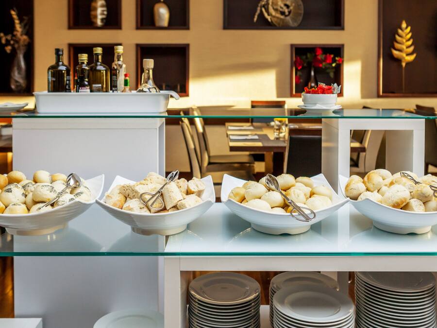 Se ofrece un desayuno bufé todos los días (10 EUR por persona)