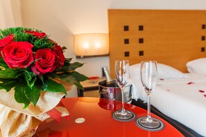 Romantiskt dubbelrum | Minibar, värdeförvaringsskåp på rummet, skrivbord och ljudisolering