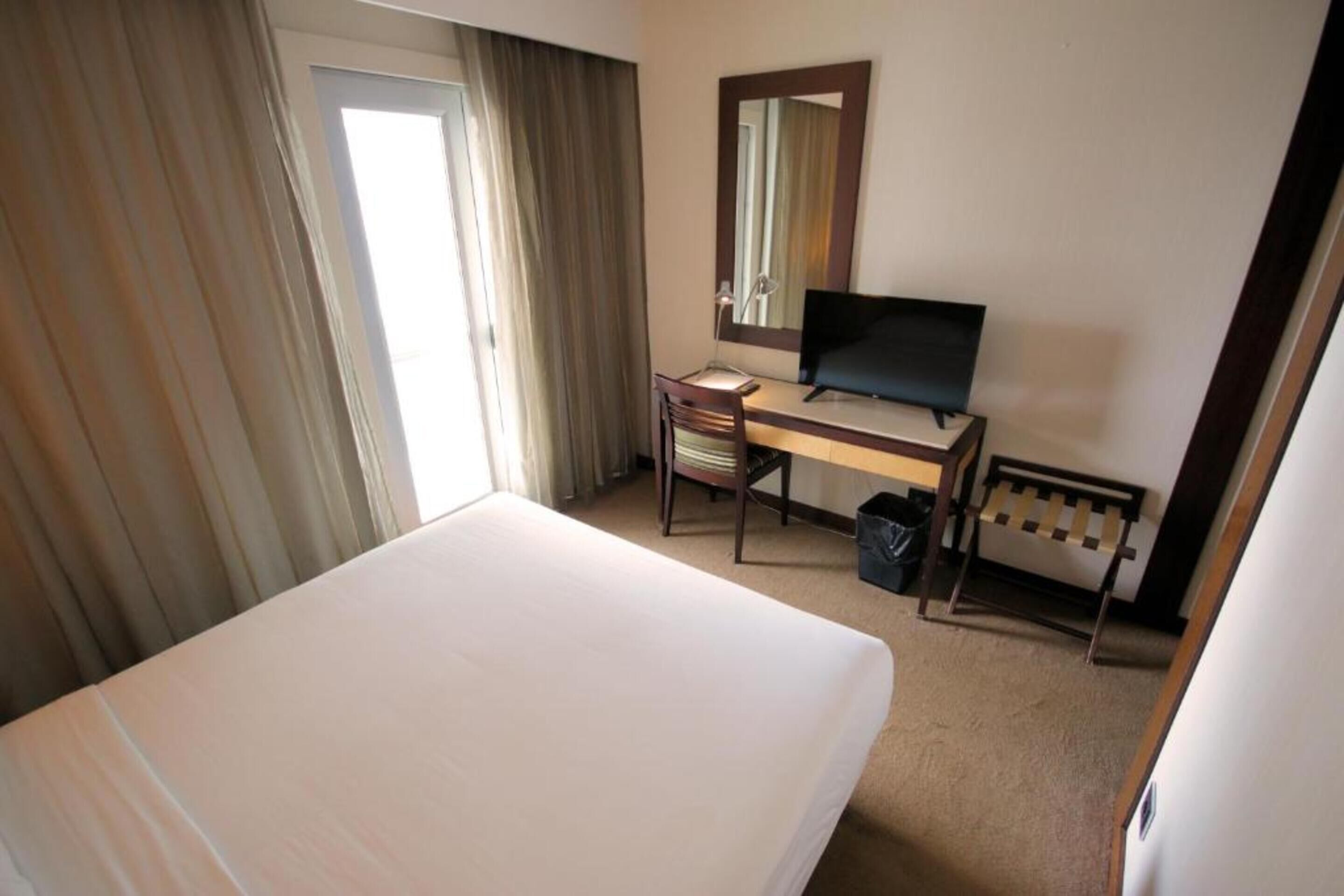 economy double room | minibar, in-room safe, desk, soundproofing