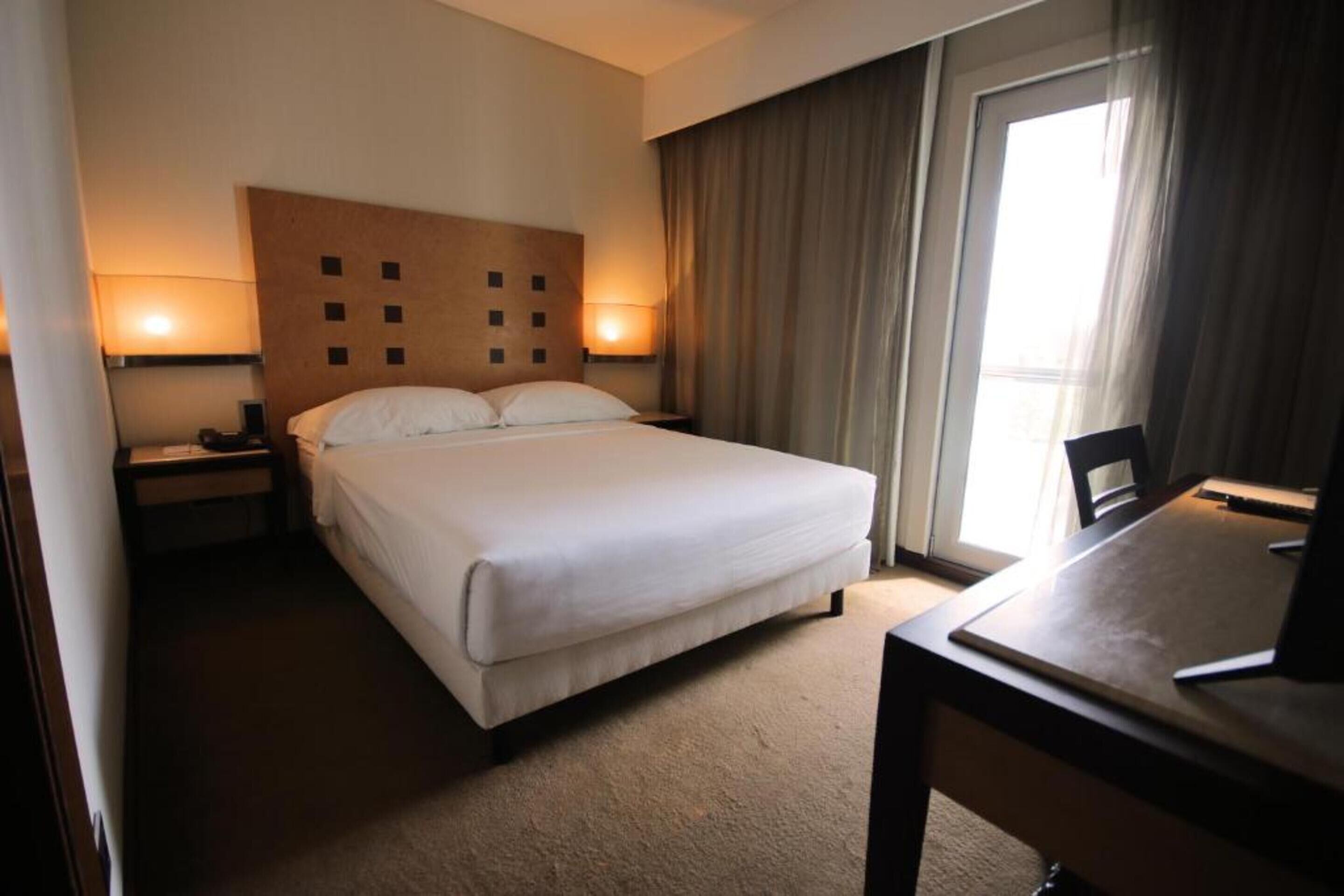 economy double room | minibar, in-room safe, desk, soundproofing