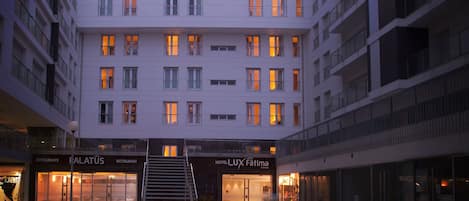 Façade de lâhĂ©bergement - soirĂ©e/nuit