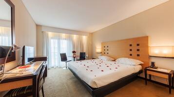 Romantic Double Room | Minibar, in-room safe, desk, soundproofing