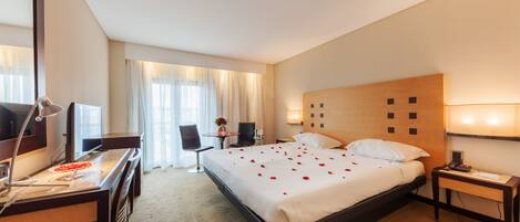 Romantic Double Room | Minibar, in-room safe, desk, soundproofing