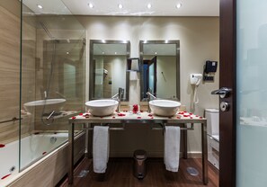 Romantic Double Room | Bilik Mandi | Tab mandi rendaman dalam, pengering rambut, bidet, tuala disediakan 