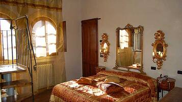 Suite Junior, 1 letto king, lato piscina | Biancheria da letto di alta qualità, minibar