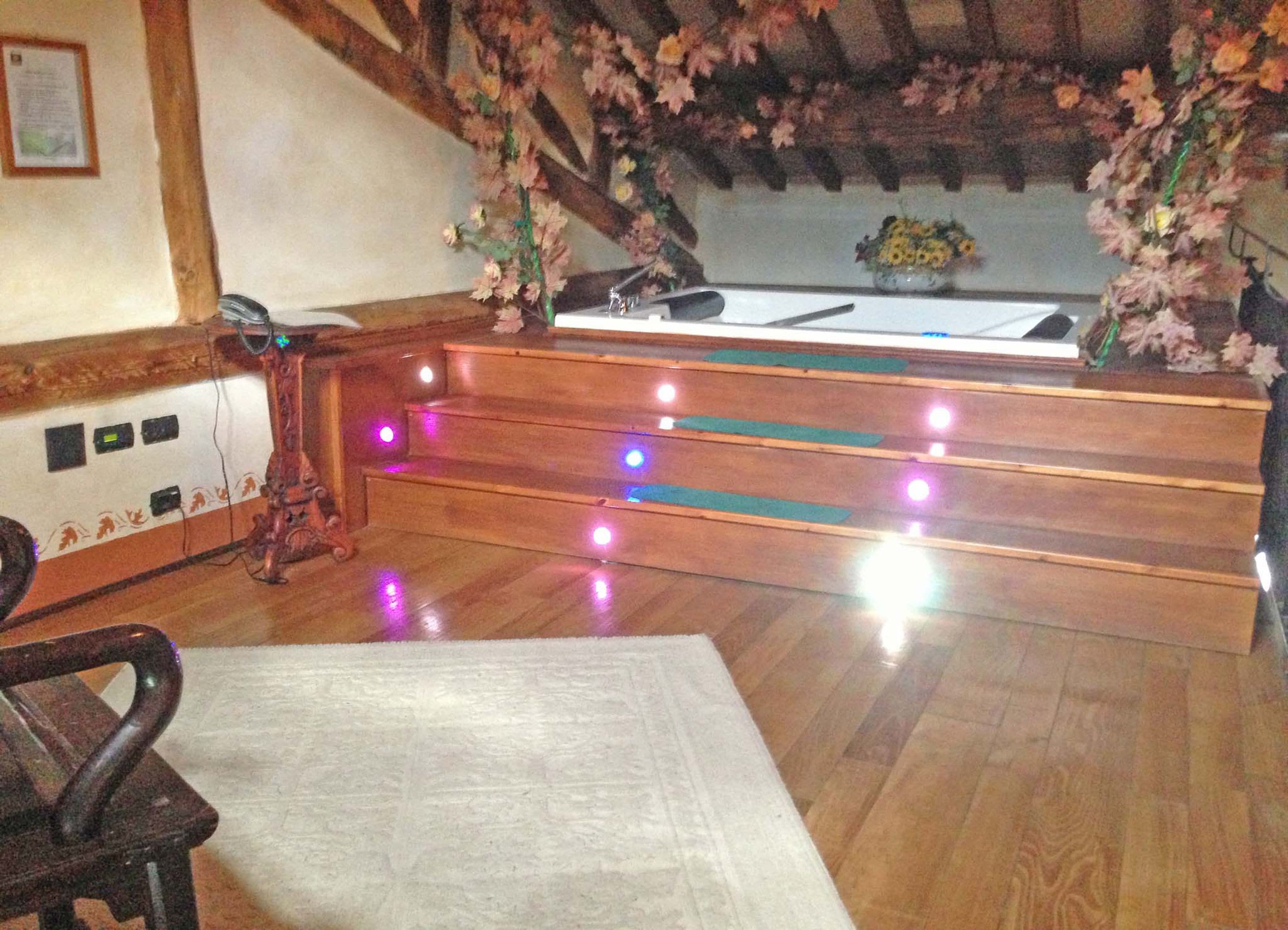 Ein Billardraum mit Holzboden, einem Billardtisch und einer dekorativen Blumenkomposition.