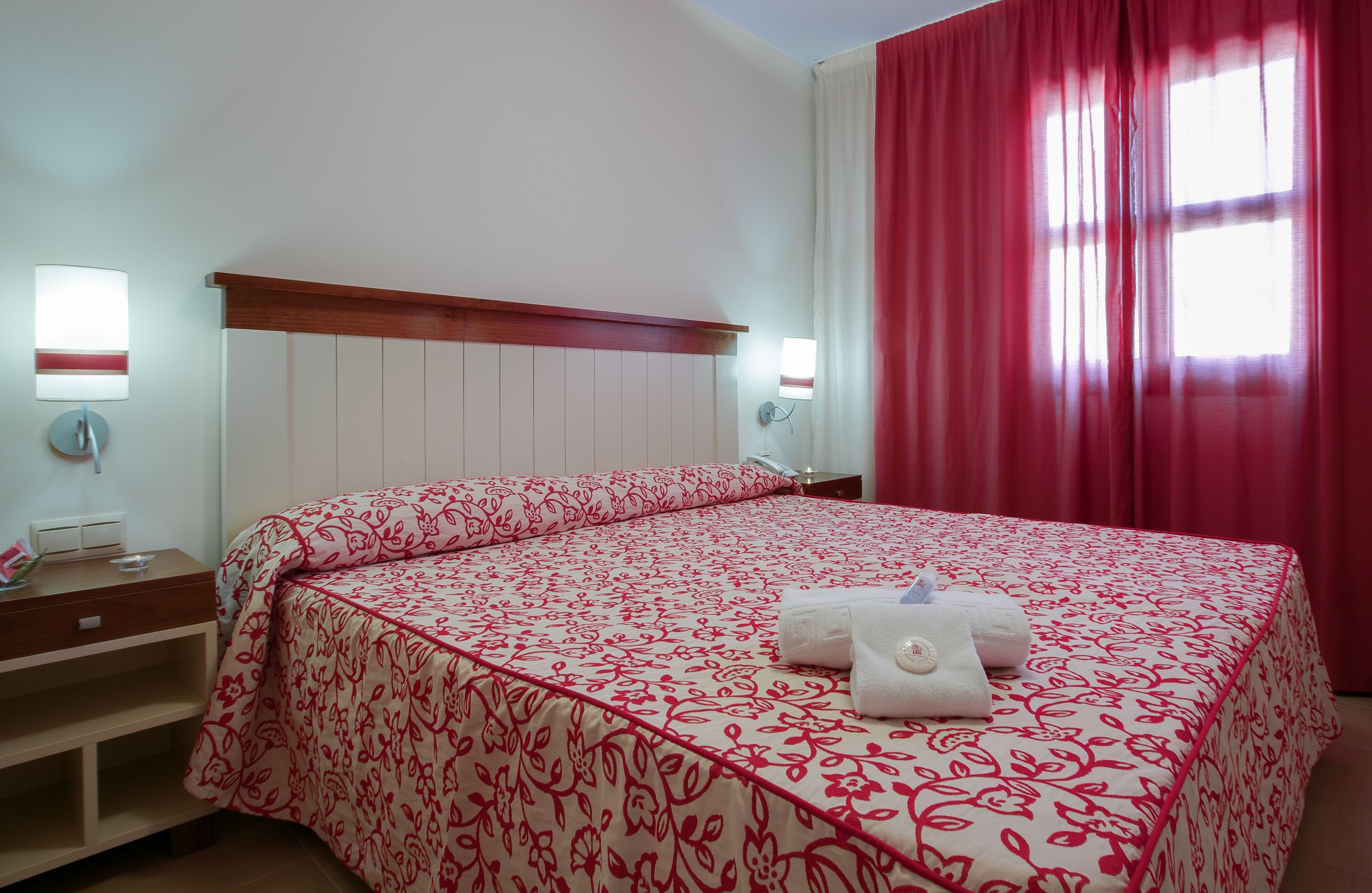 1 makuuhuone, kannettavalle tietokoneelle sopiva työtila, pimennysverhot