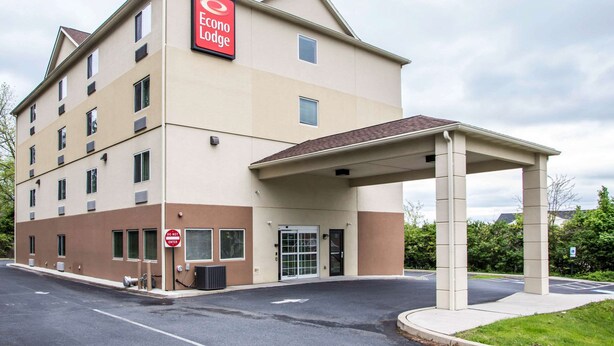 A hotel with a prominent 'icono Lodge' sign, a covered entrance, and a 'DO NOT ENTER' sign near the entrance. - Econo Lodge Harrisburg - Hershey (Harrisburg)