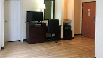 Standard Room, 1 King Bed, Non Smoking | 1 bedroom, iron/ironing board, free WiFi, bed sheets