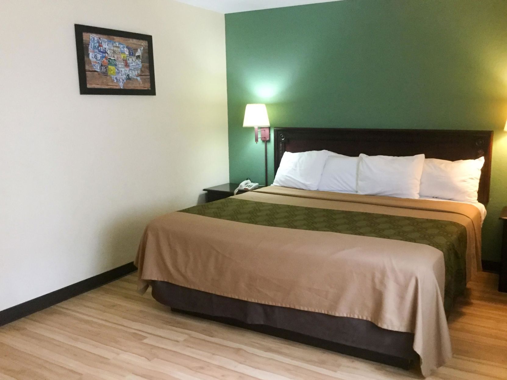Tabla de planchar con plancha, wifi gratis y ropa de cama 