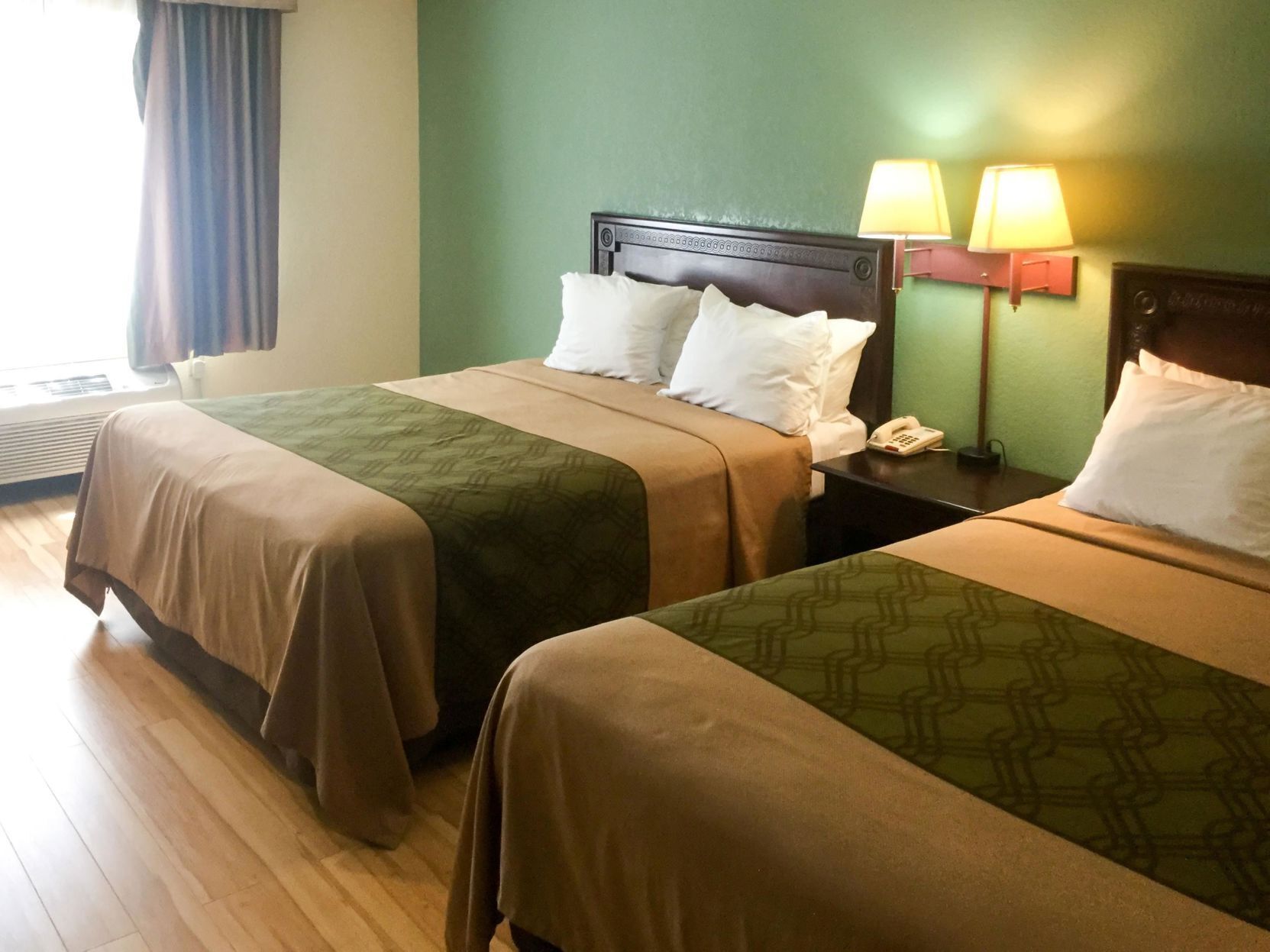 Tabla de planchar con plancha, wifi gratis y ropa de cama 