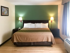 Standard Room, 1 King Bed, Non Smoking | Iron/ironing board, free WiFi, bed sheets, wheelchair access - Econo Lodge Harrisburg - Hershey (Harrisburg)