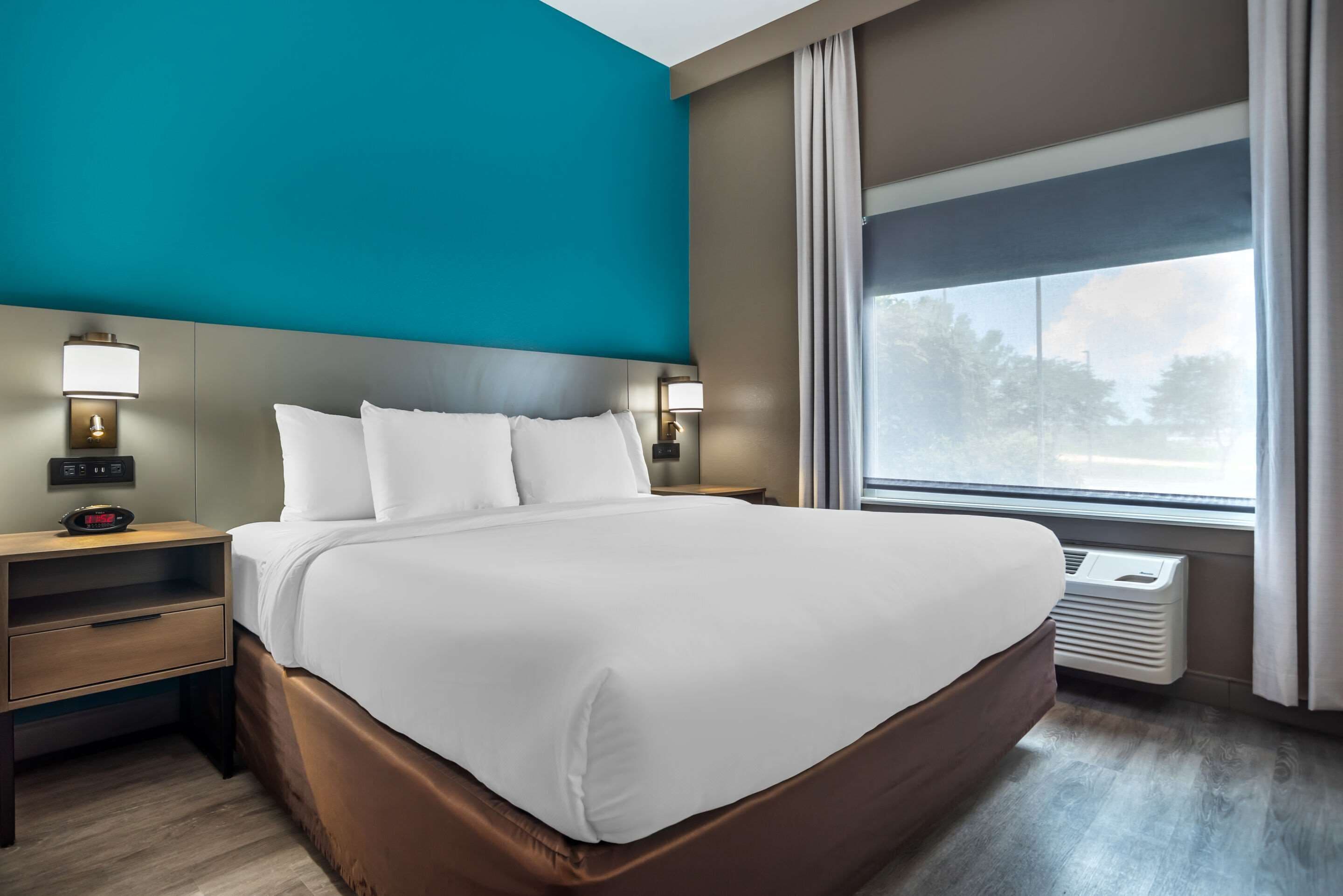 suite, non smoking | desk, iron/ironing board, free cots/infant beds, rollaway beds