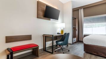 Habitación, 1 cama King size, con acceso para personas discapacitadas, para no fumadores | Escritorio, tabla de planchar con plancha y cunas gratuitas
